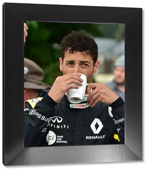 CM28 9367 Daniel Ricciardo, enjoys a cuppa