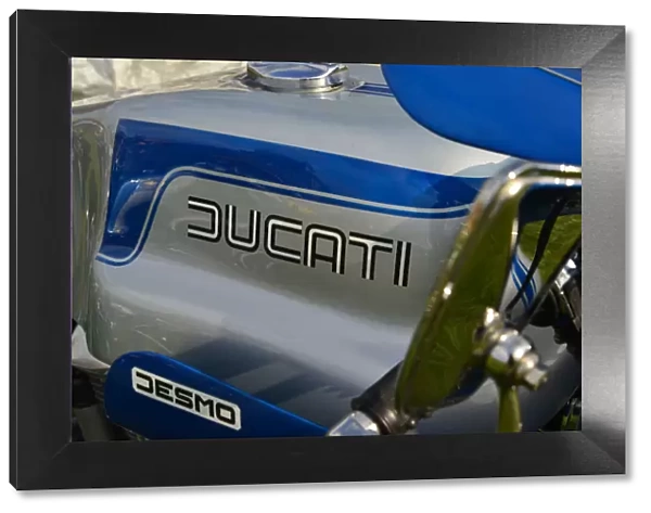 CJ8 3784 Ducati 900 Super Sport