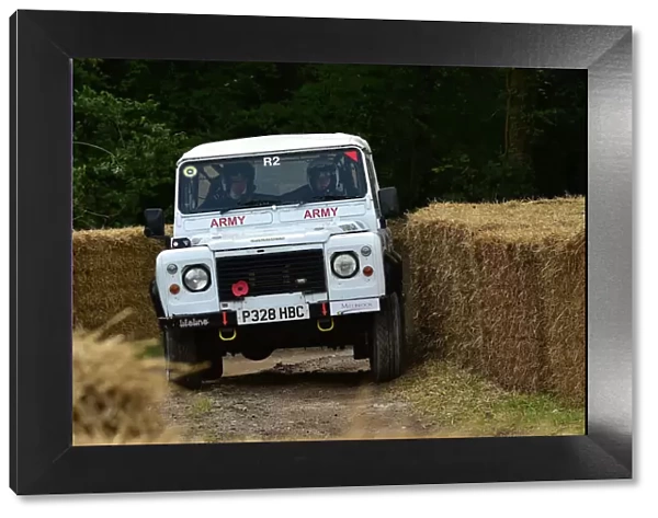 CM33 5571 Armed Forces Rally Team, Land Rover Defender Wolf XD, R2