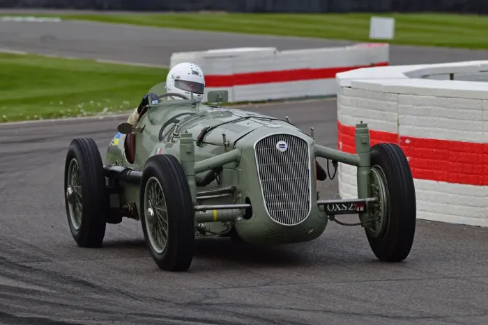 Rights Managed : CJ10 7209 Michael Peet, Lancia Dilambda