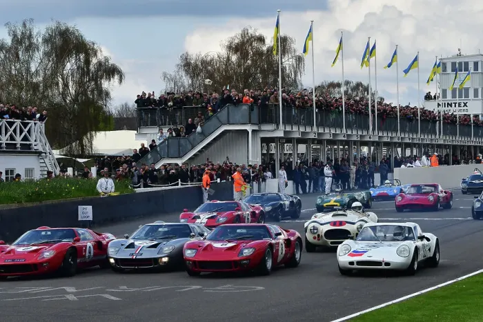 Rights Managed : CJ12 5339 Ford GT40 squeeze at the start