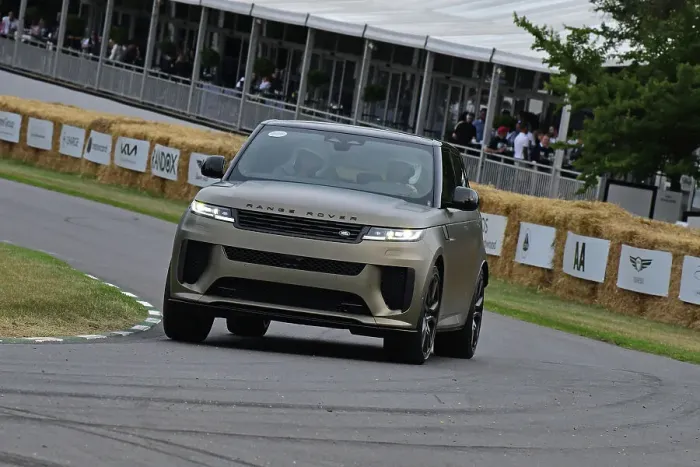 Rights Managed : CJ13 0175 Navid Shamshiri, Ross Restell, Range Rover Sport SVR Rights Managed : CJ13 0175 Navid Shamshiri, Ross Restell, Range Rover Sport SVR