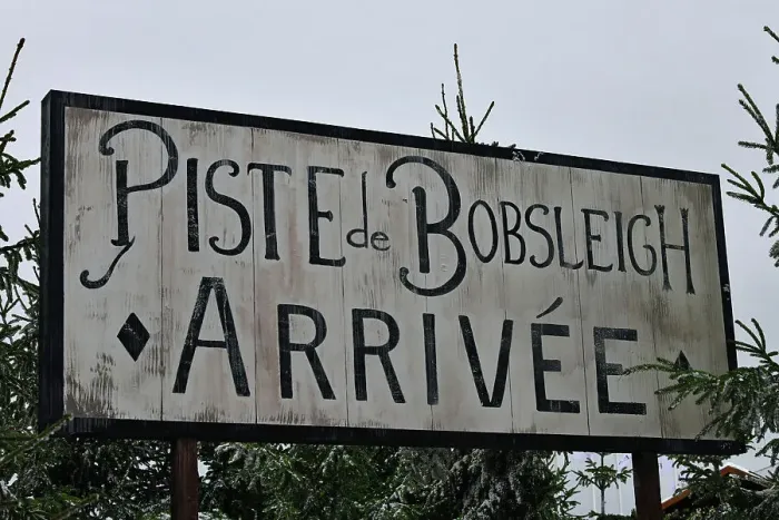 Rights Managed : CJ14 7526 Piste de Bobsleigh Arrivee sign, drivers club Rights Managed : CJ14 7526 Piste de Bobsleigh Arrivee sign, drivers club