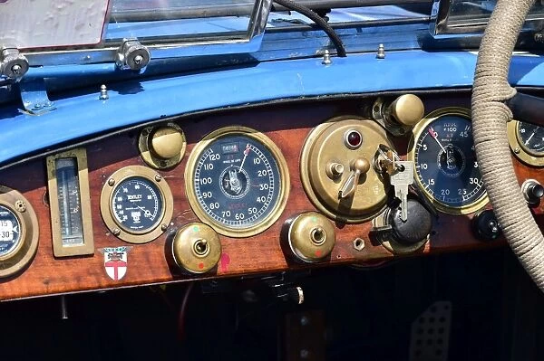 CM15 5126 Dashboard, the beauty of brass and wood