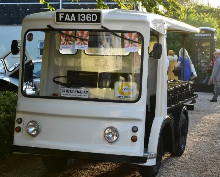 Rights Managed : CM16 4160 Milk float Rights Managed : CM16 4160 Milk float