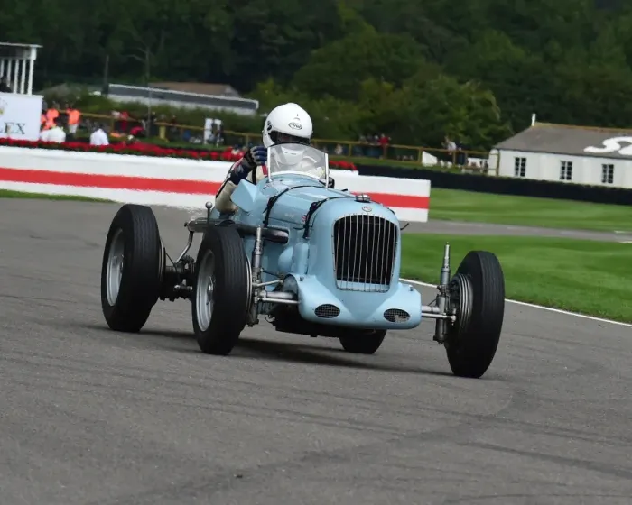 Rights Managed : CM21 2511 Tom Hardman, MG Bellevue Special Rights Managed : CM21 2511 Tom Hardman, MG Bellevue Special