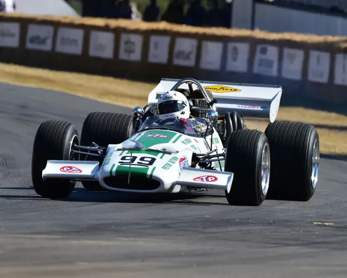 Rights Managed : CM24 8810 Derek Bell, Mark Longmore, McLaren-Chevrolet M10B
