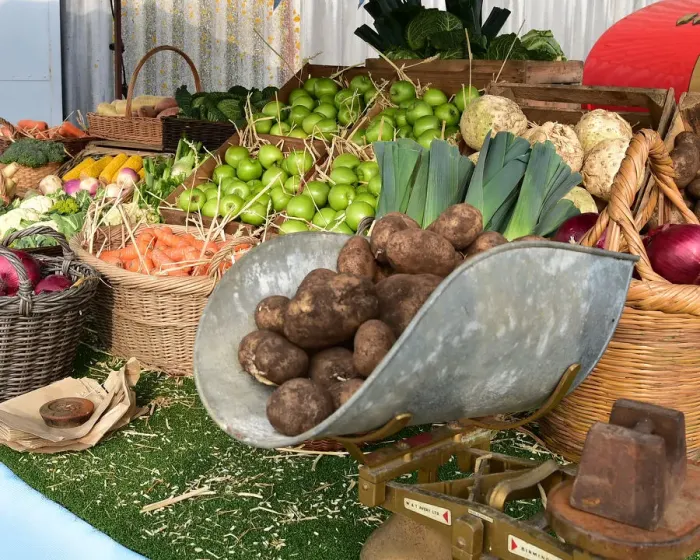 Rights Managed : CM27 0888 Greengrocers cart Rights Managed : CM27 0888 Greengrocers cart