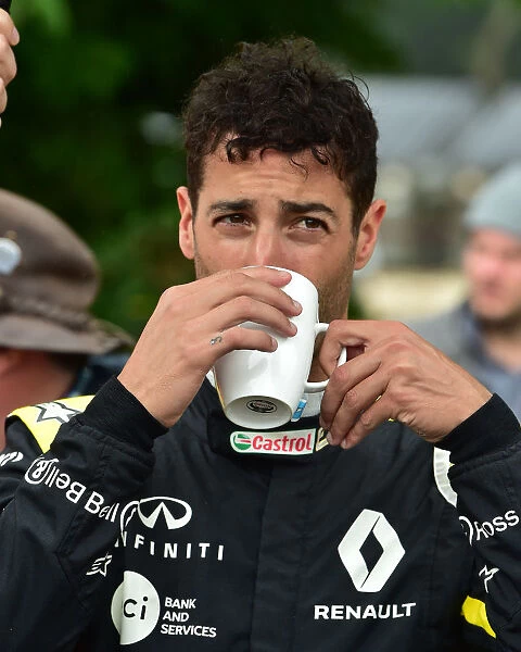 CM28 9367 Daniel Ricciardo, enjoys a cuppa