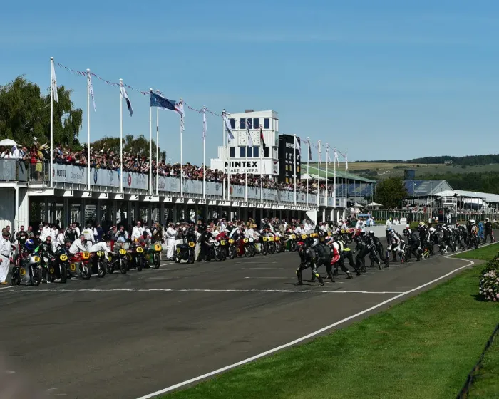 Rights Managed : CM29 5985 Riders ready to run Rights Managed : CM29 5985 Riders ready to run