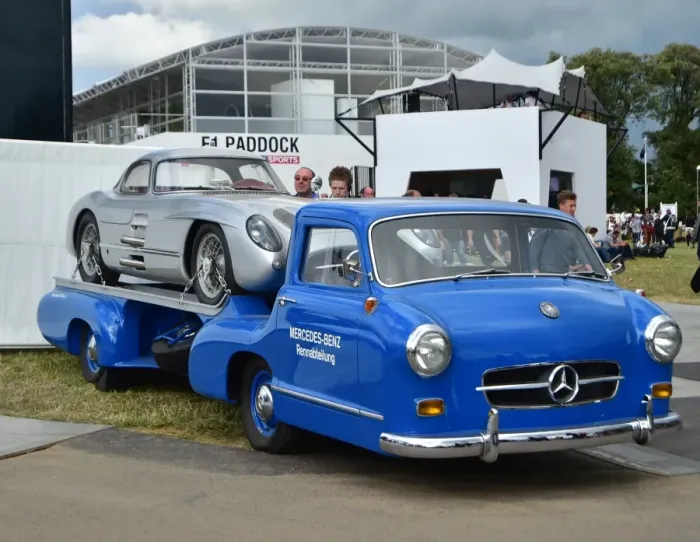 Rights Managed : CM3 4239 Mercedes-Benz, fast transporter Rights Managed : CM3 4239 Mercedes-Benz, fast transporter