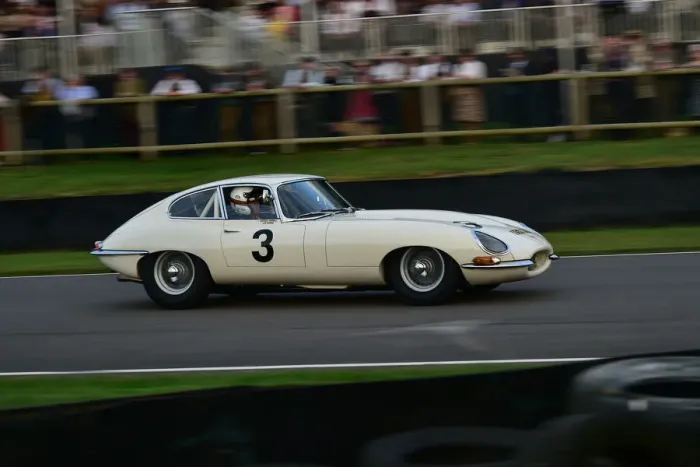 Rights Managed : CM31 9458 John Joung, Chris Ward, Jaguar E-Type FHC