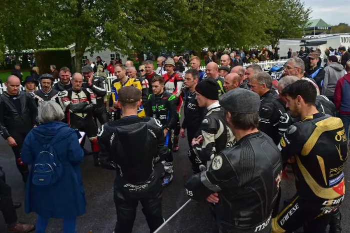 Rights Managed : CM32 0348 Riders briefing Rights Managed : CM32 0348 Riders briefing