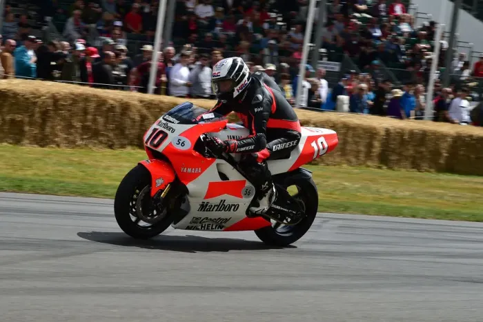 Rights Managed : CM33 5643 Andy Caddick, Mick Loughlin, Yamaha YZR500