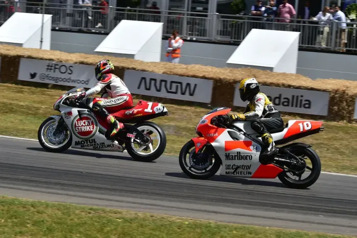 Rights Managed : CM33 6295 Kevin Schwantz, Suzuki RGV500, Andy Caddick, Mick Loughlin, Yamaha YZR500 Rights Managed : CM33 6295 Kevin Schwantz, Suzuki RGV500, Andy Caddick, Mick Loughlin, Yamaha YZR500