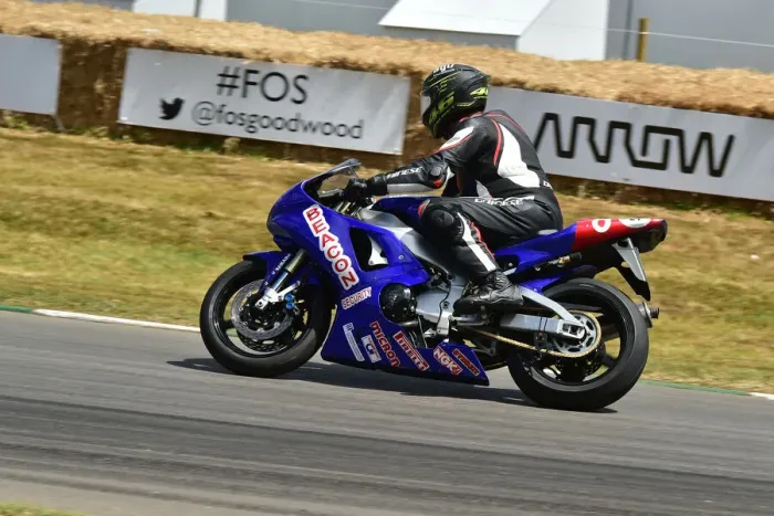 Rights Managed : CM33 6447 Ian Glen, Terry Everest, Yamaha R1 Rights Managed : CM33 6447 Ian Glen, Terry Everest, Yamaha R1