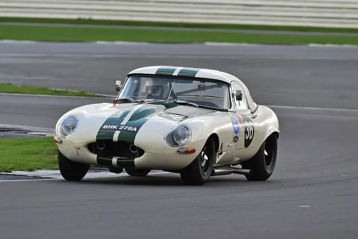 Framed Print : CM34 3990 Ian Simmonds, Jaguar E-Type Framed Print : CM34 3990 Ian Simmonds, Jaguar E-Type
