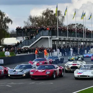 CJ12 5339 Ford GT40 squeeze at the start CJ12 5339 Ford GT40 squeeze at the start