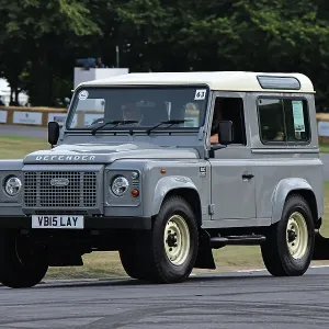 CJ13 0102 Land Rover Classic Defender Works V8 70th Edition CJ13 0102 Land Rover Classic Defender Works V8 70th Edition