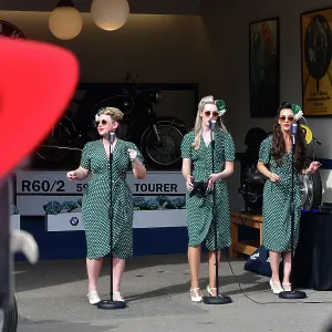 CJ13 1287 Sixties style female singing trio