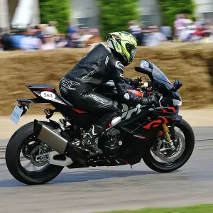 CJ14 2277 Aprilia RSV4