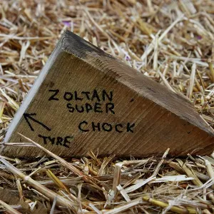 CJ14 3260 Zoltan Super wheel chock with instructions CJ14 3260 Zoltan Super wheel chock with instructions