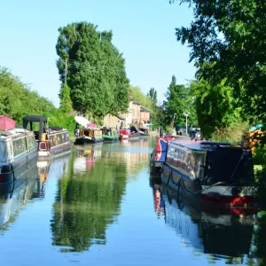 CJ6 6124 Canal de la Gran Unión, Stoke Bruerne. CJ6 6124 Canal de la Gran Unión, Stoke Bruerne.