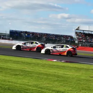 CM11 0242 Gordon Shedden, Honda Civic Type R, Matt Neal, Honda Civic Type R CM11 0242 Gordon Shedden, Honda Civic Type R, Matt Neal, Honda Civic Type R