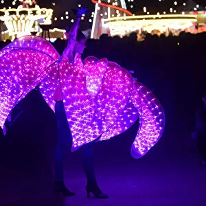 CM32 7469 Night dancer with an illuminated skirt