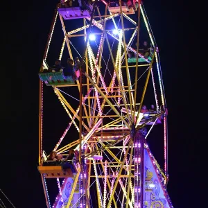 CM32 7473 Big wheel at night