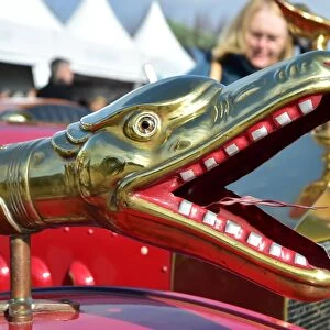 CM6 4166 Dragon mouthed horn on a Rolls Royce