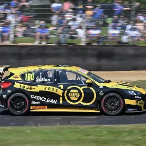 CZ2_3951 Ashley Sutton, Ford Focus ST, NAPA Racing UK.jpg