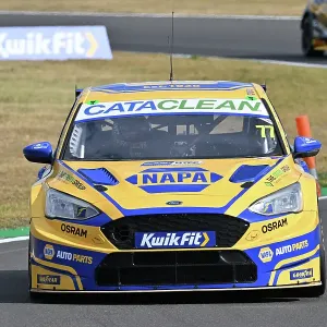CZ2_7211 Sam Osborne, Ford Focus ST, NAPA Racing UK.jpg