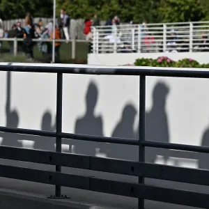 CZ4_7022 Shadows on the pit lane wall.jpg CZ4_7022 Shadows on the pit lane wall.jpg