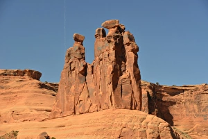 CJ3 3333 Three Gossips