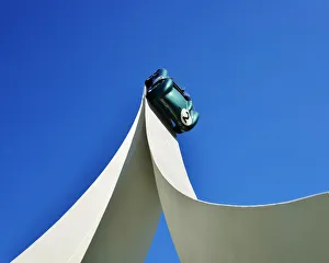 CJ7 9413 Aston Martin, Central feature