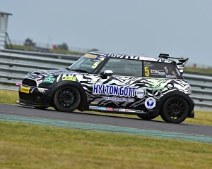 Mini Festival, Snetterton, May 2017 Prints: CM19 1932 Chloe Hewitt, Mini