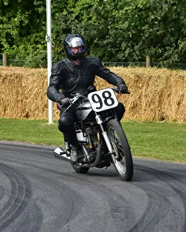 CM28 8204 Richard Blackburn, Norton Daytona