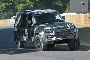 CZ3_3310 Stephan Peterhansel, Defender Dakar D7X-R Prototype.jpg