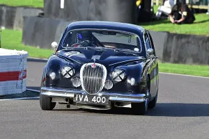 CZ4_4984 Emanuele Pirro, Toby Smith, Jaguar Mk1.jpg